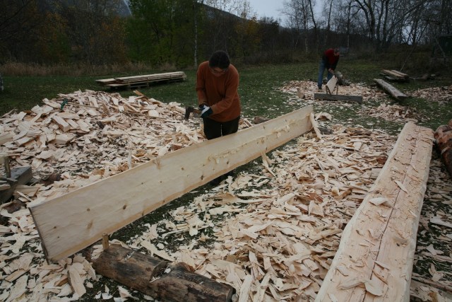 I samband med restaurering av taket på Gildeskål gamle kyrkje vart det kløyvd og hogd til nye takbord. Her vert takborda hogd til med glepphoggarøks. Foto: Roald Renmælmo